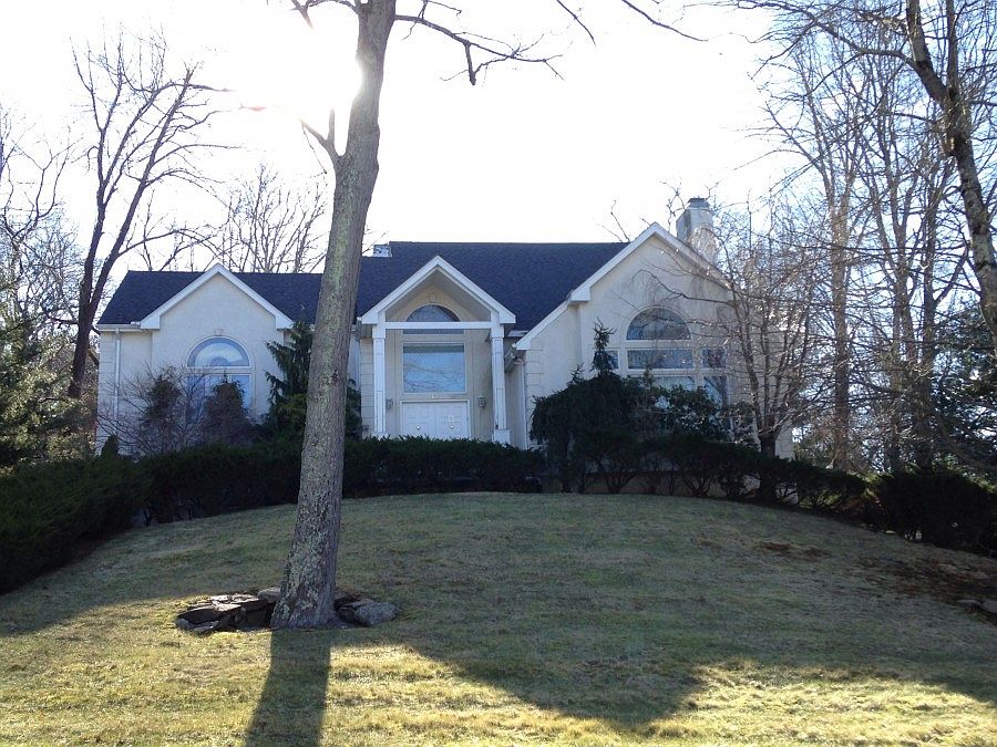 1st image of 12 Summerland Ln