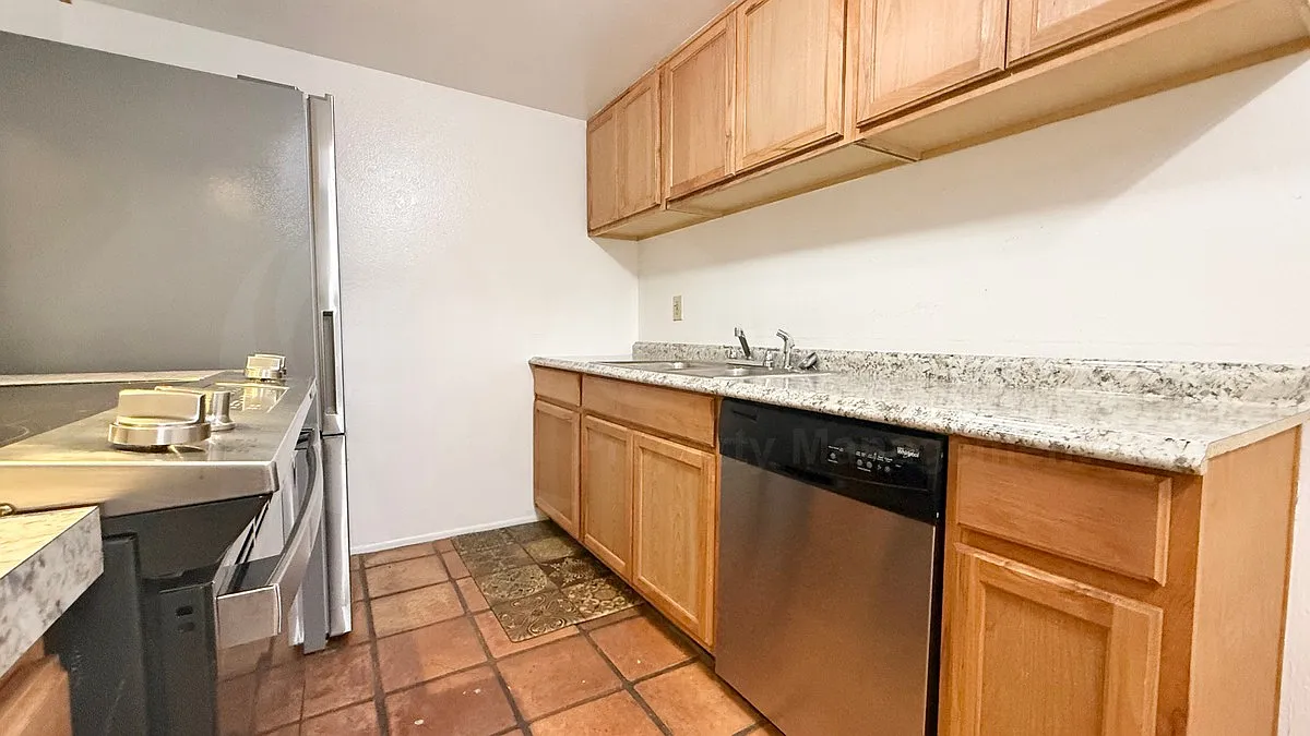 2 bed, 1.5 bath, 924 sqft, $1,149 — Photo 4