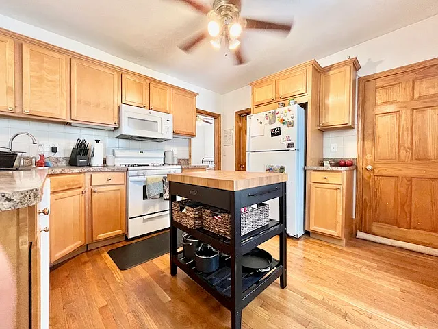 3 bed, 9999 sqft, $2,950 — Photo 2