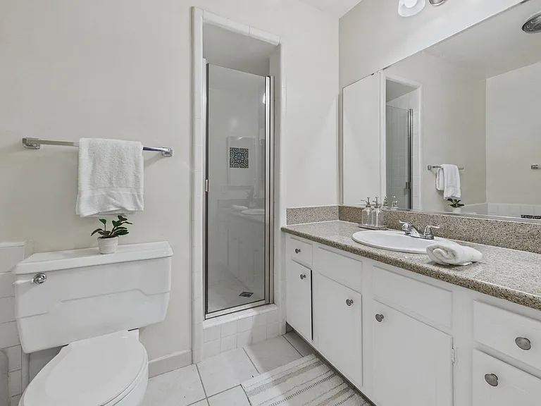 115 Doheny Apartments — Photo 38