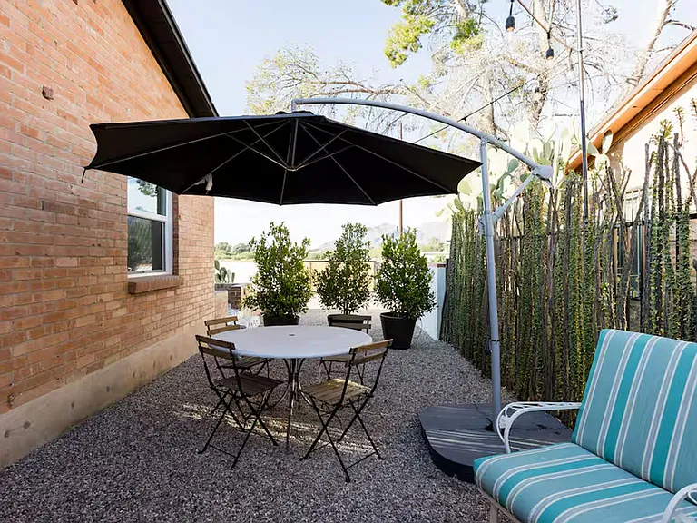 1402 E Roger Rd — Photo 25