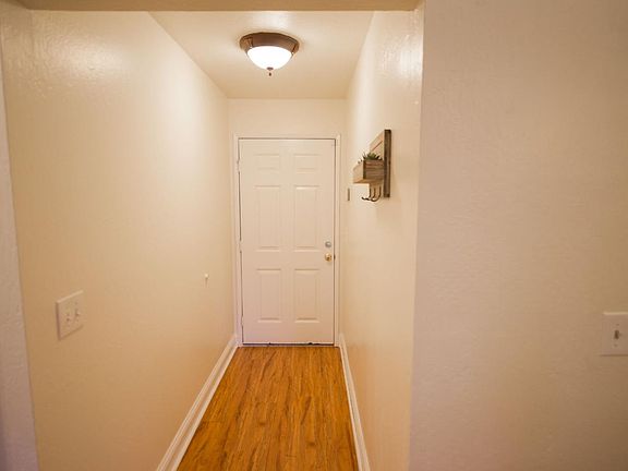 4th image of 2601 Willowbrook Ln Unit 13