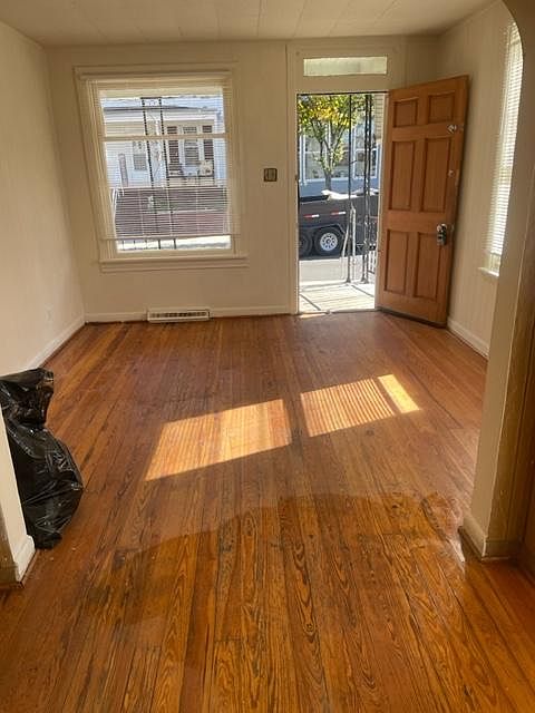 2nd image of 31 Summer St