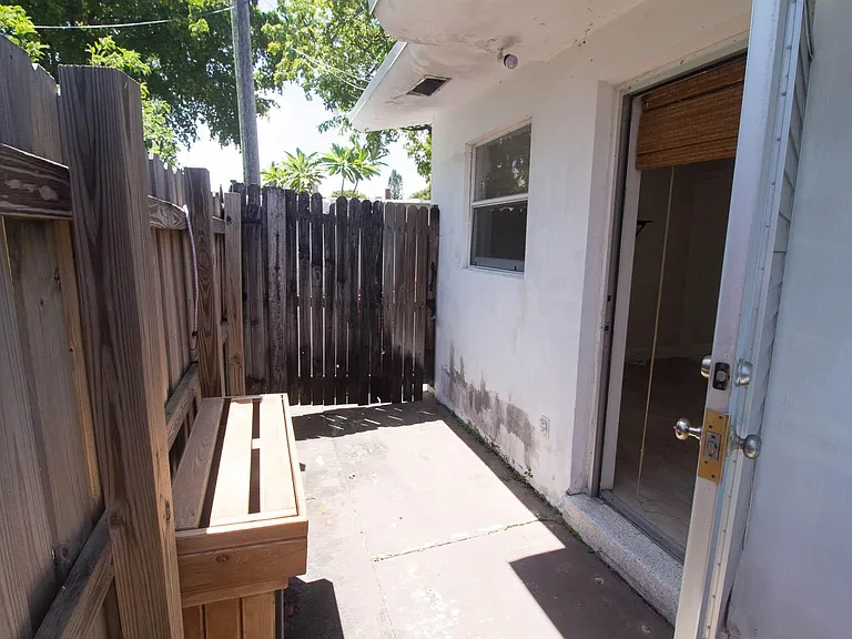 909 NE 12th Ave — Photo 13
