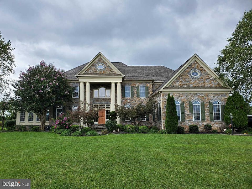 1st image of 10910 Meadow Walk Ln