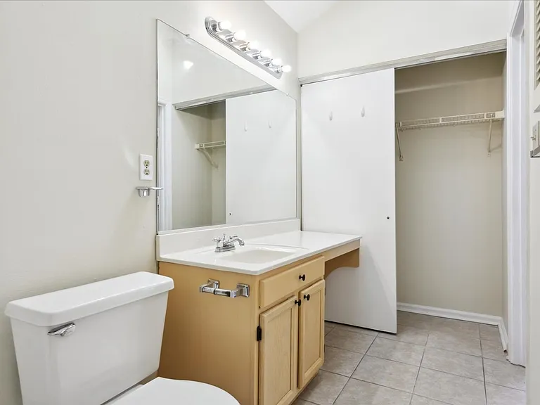27 Tamarisk Quay #F — Photo 13