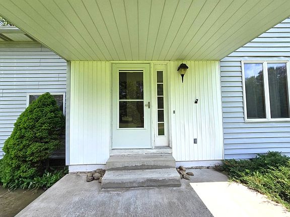 3rd image of 22452 Mill St
