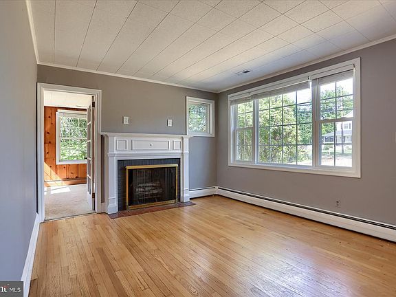 4th image of 914 Rock Spring Rd