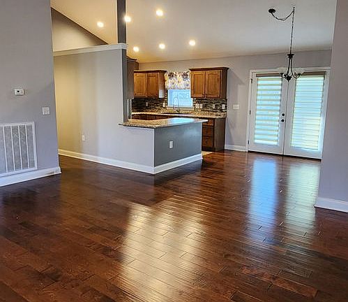 2nd image of 114 Camelot Ln