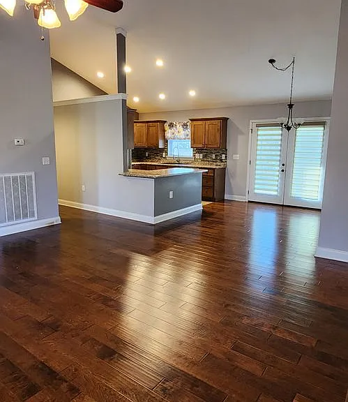 114 Camelot Ln — Photo 2
