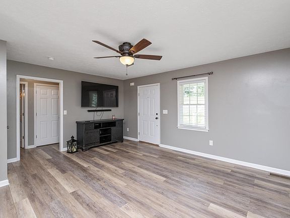 5th image of 635 Essex Dr #A