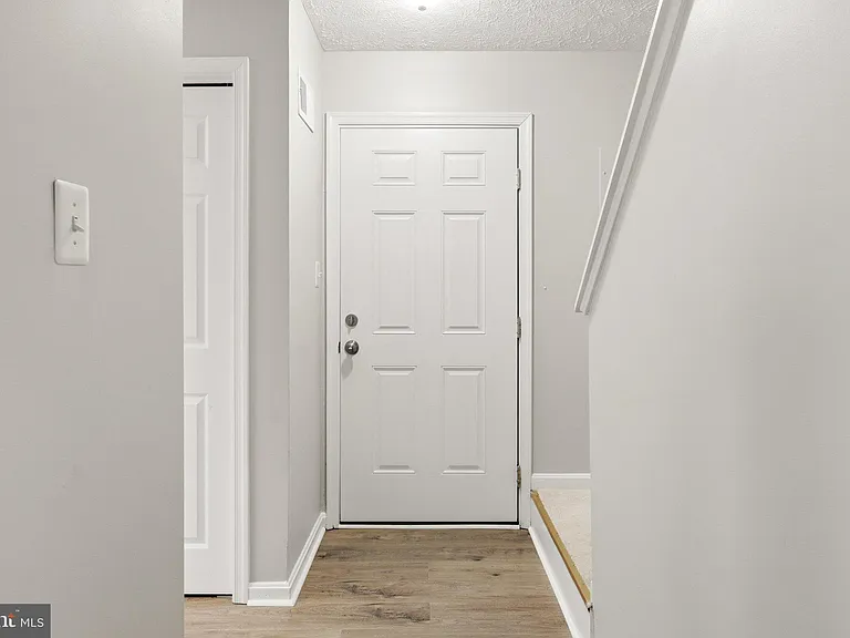 219 Surrey Club Ln — Photo 4