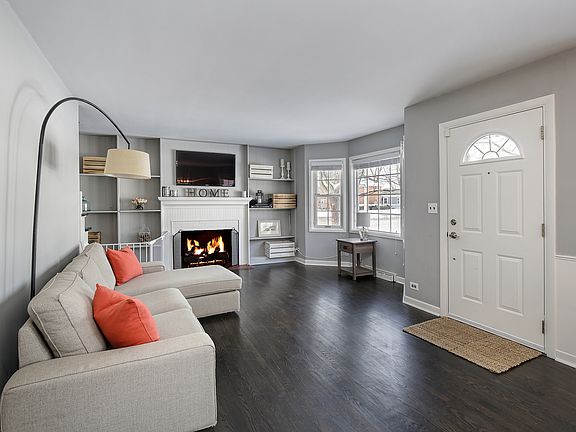 Living Rm w/fplc & built ins
