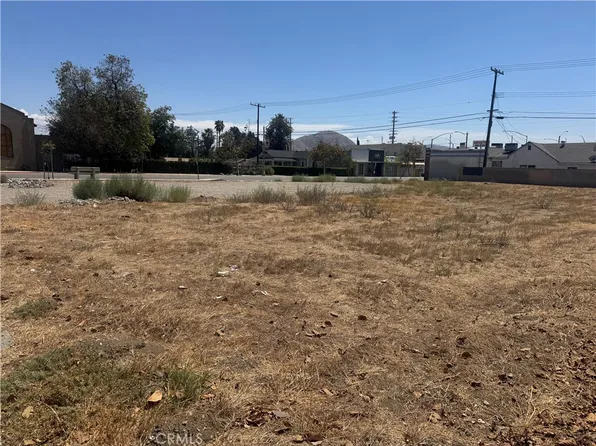 233 La Cadena Dr, Colton, CA 92324