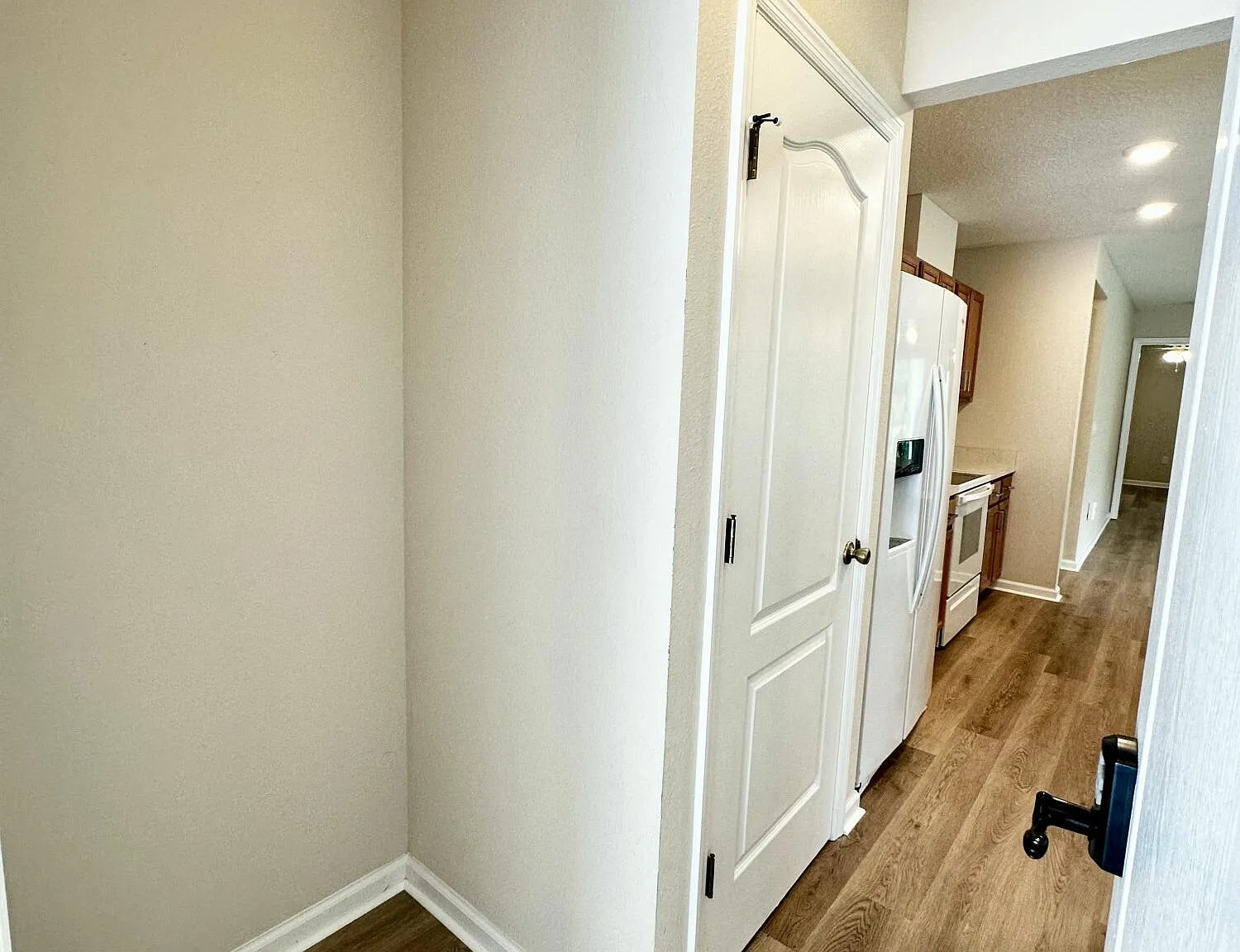 3 bed, 2.0 bath, 1299 sqft, $2,100 — Photo 3