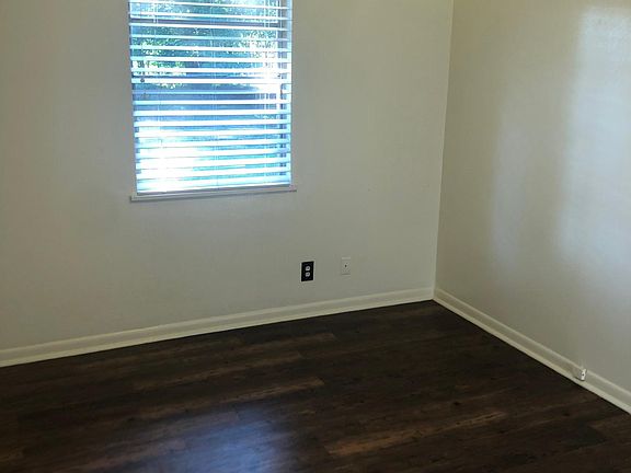 3rd image of 201 Lakeview St