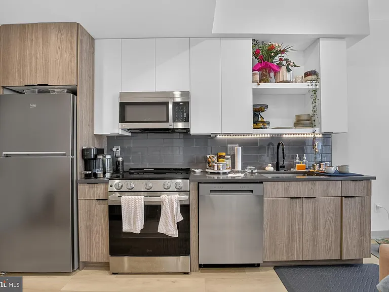 689 N Broad St #401 — Photo 3
