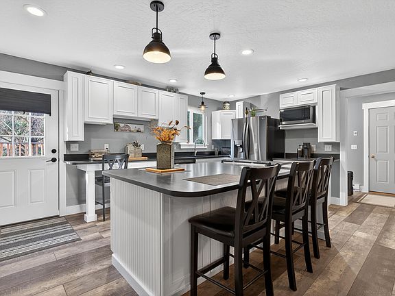 4th image of 595 Reed Rd