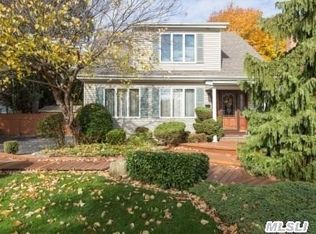 216 Smith St, Merrick, NY 11566