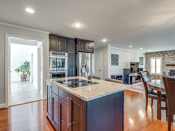 5th image of 722 Old Hunt Way