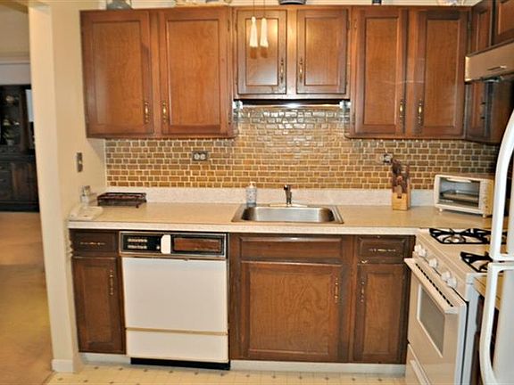 5th image of 909 E Kenilworth Ave Unit 210