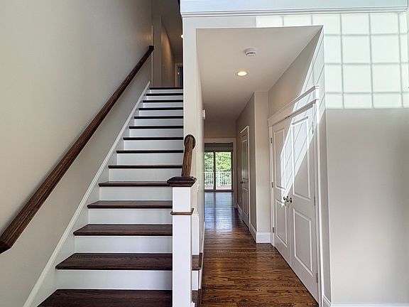 4th image of 8 Saratoga Ln