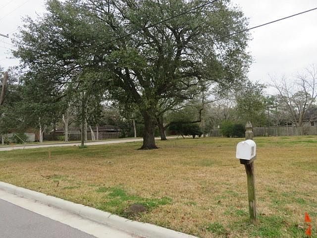 1st image of 209 E Spreading Oaks Ave