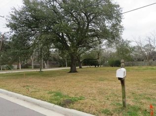 209 E Spreading Oaks Ave, Friendswood, TX 77546