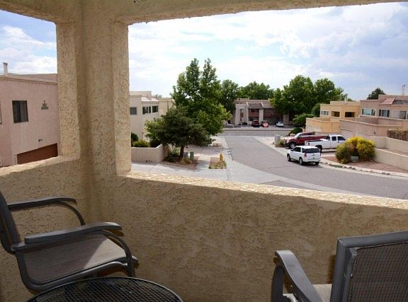 2nd image of 10036 Del Chaparral Ct NE