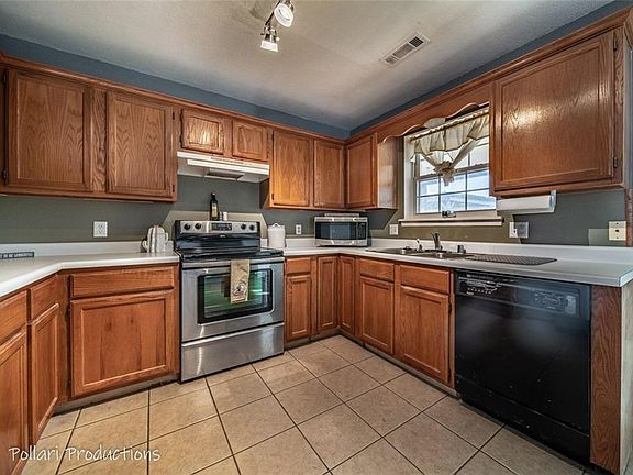 3rd image of 1570 Rosewood Ln