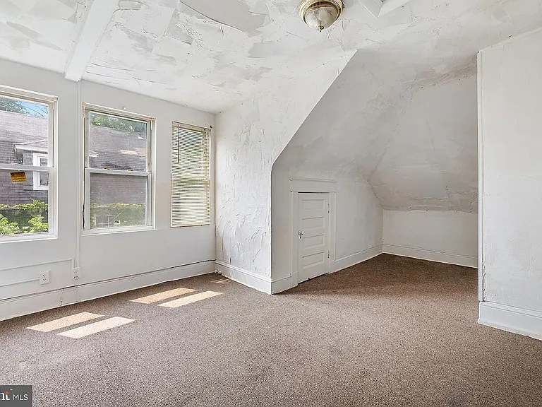 2218 Roslyn Ave #2 — Photo 8