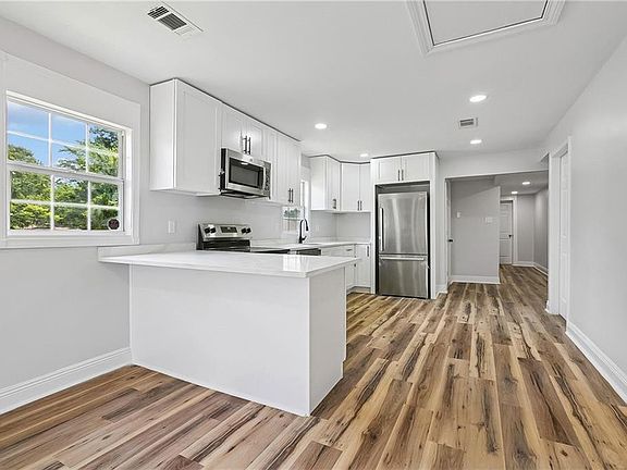 5th image of 1023 S Starrett Rd