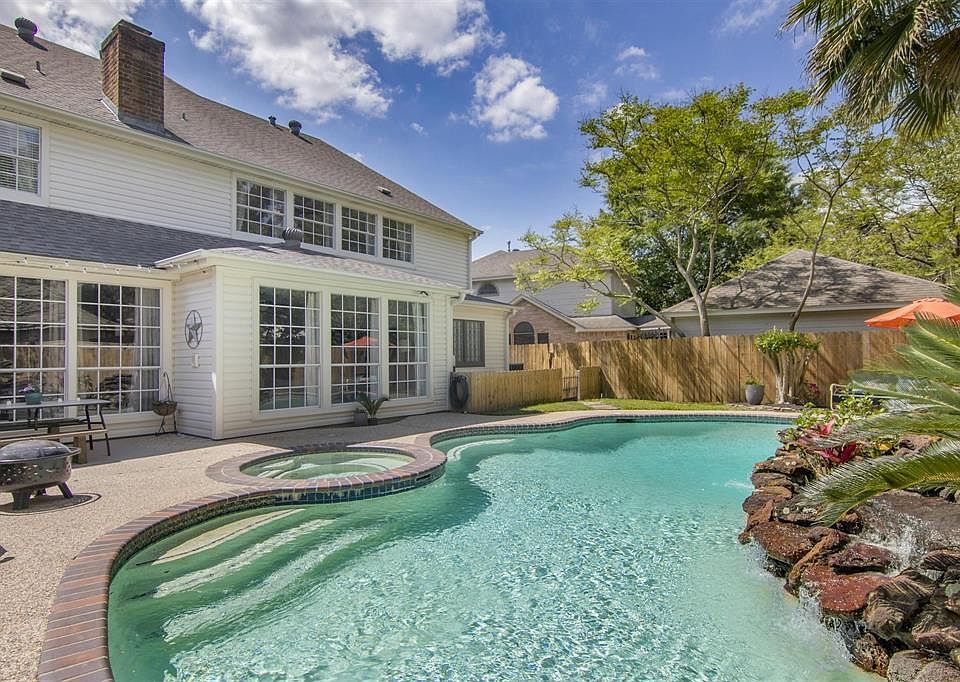 Lovely home in Memorial Northwest with sparking pool/spa waiting for new owners!