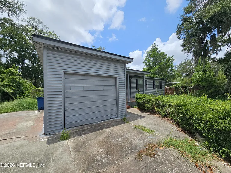 11226 Inez Dr — Photo 2