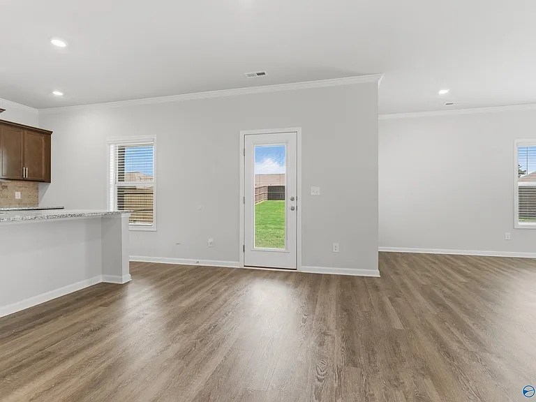 212 Paladin St — Photo 3