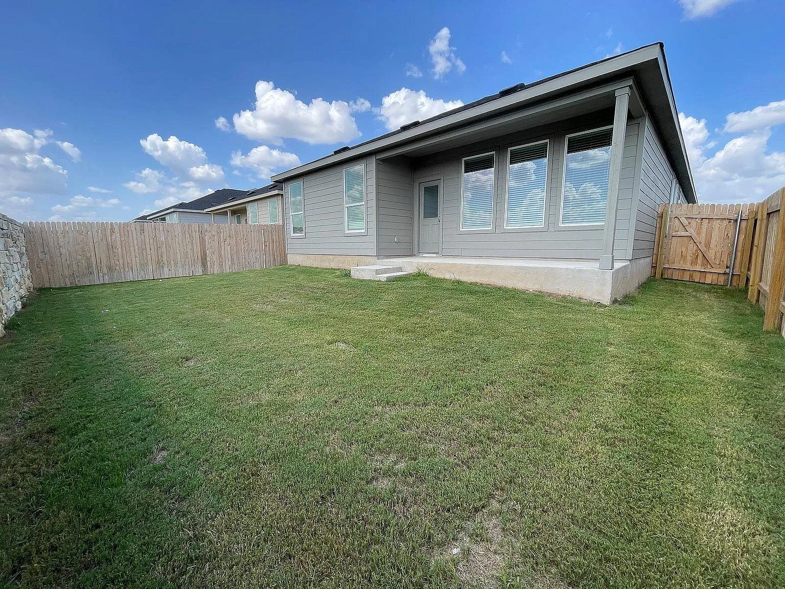 4 bed, 3.0 bath, 2024 sqft, $2,299 — Photo 3
