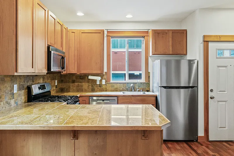 2 bed, 1.5 bath, 840 sqft, $3,000 — Photo 4