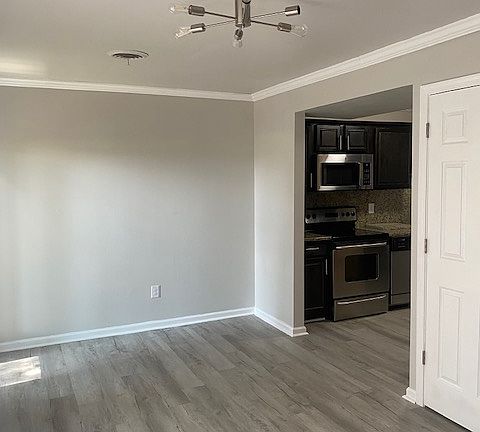 4th image of 4574 Greenwood Dr