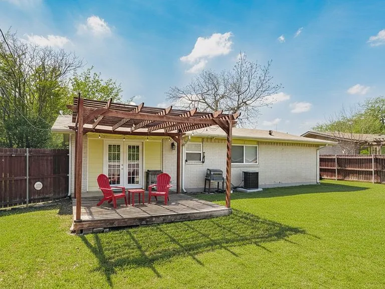 832 Greenhaven Dr — Photo 10