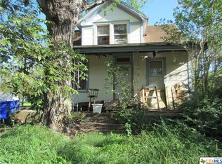 107 Ranney St, Yoakum, TX 77995