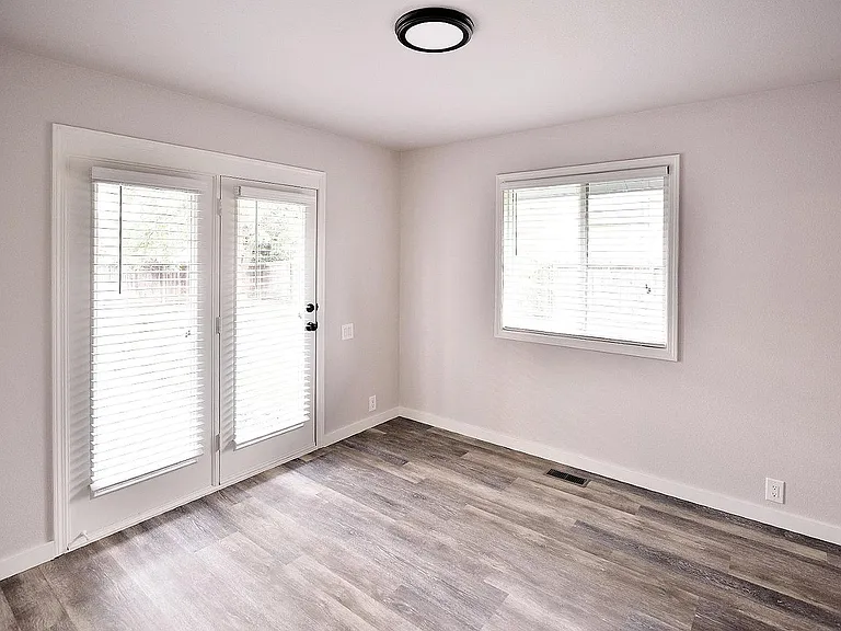 2340 N Warwick Ave — Photo 20
