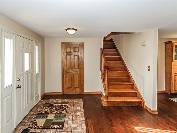 3rd image of 407 Courtland Ct