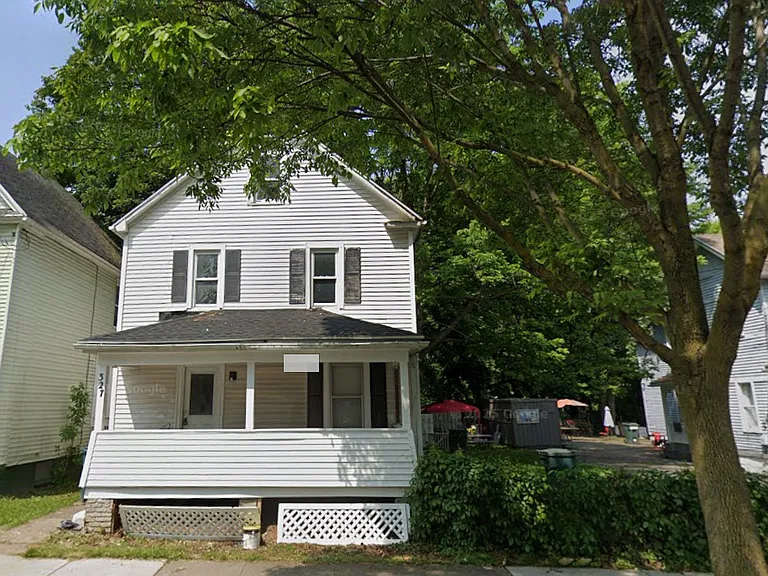 327 Saxton St — Photo 1