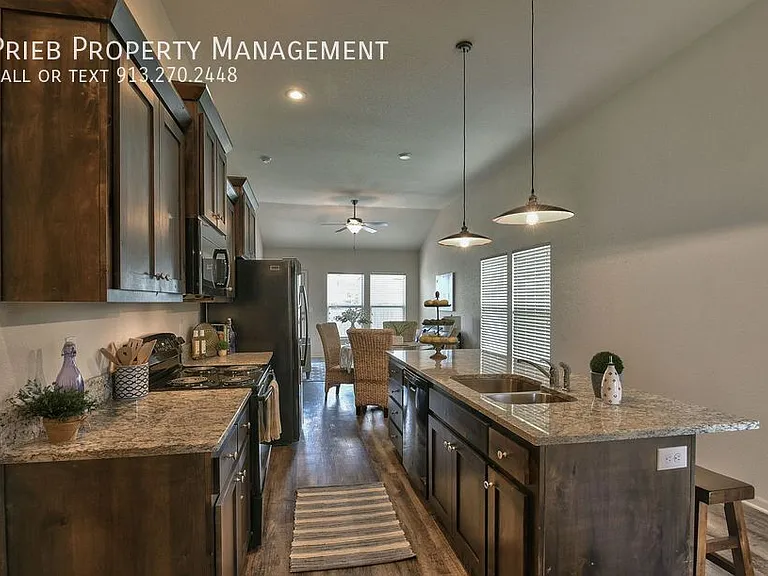 584 S Poplar St — Photo 15