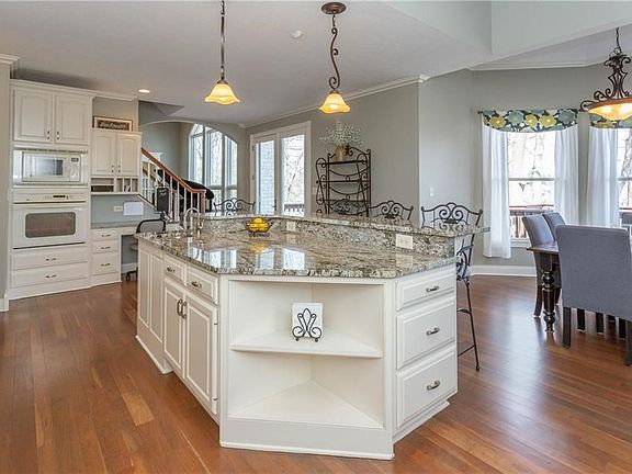 4th image of 710 Penny Ln
