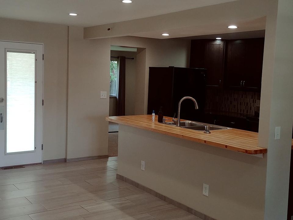 DINING / LIVING ROOM