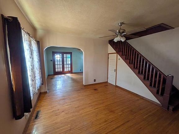 4th image of 205 Birch St E