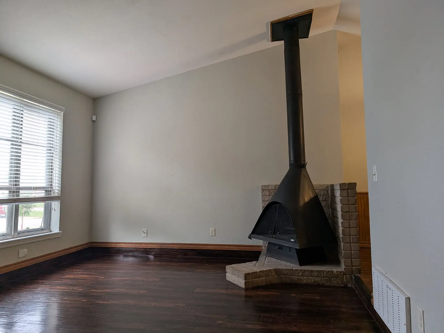 3 bed, 891 sqft, $1,050 — Photo 1