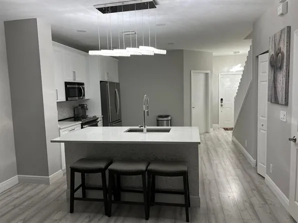 9800 Lago Dr, Boynton Beach, FL 33472