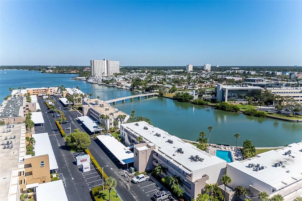 Building Photo - 7405 Bay Island Dr S #321